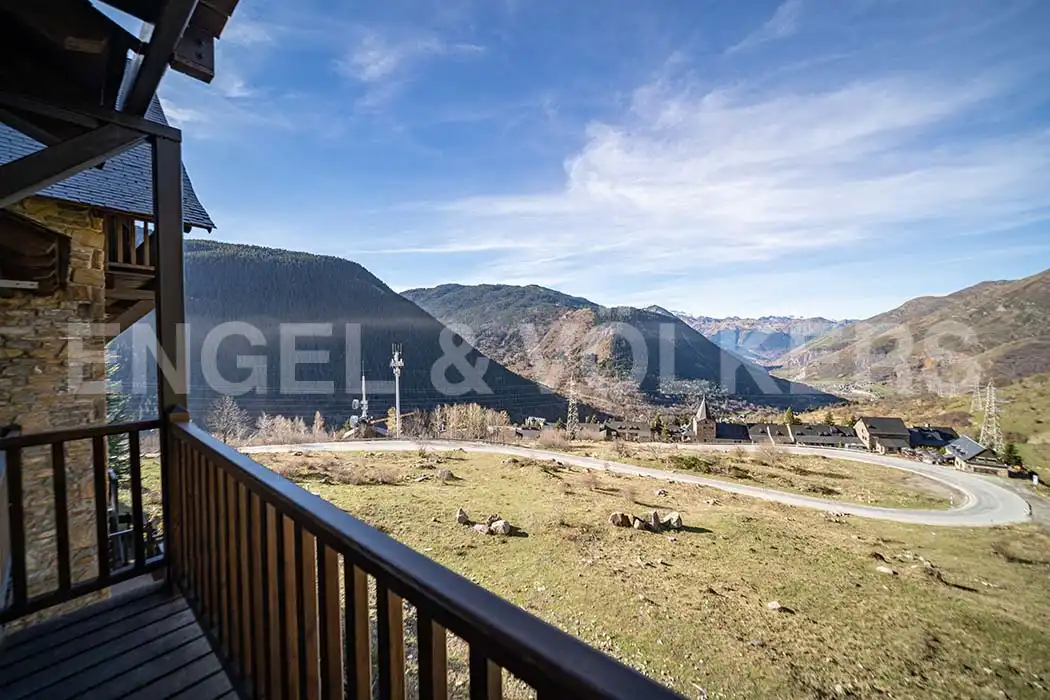 Vista exterior de Casa adosada en venda en Naut Aran amb Calefacció, Moblat i Forn