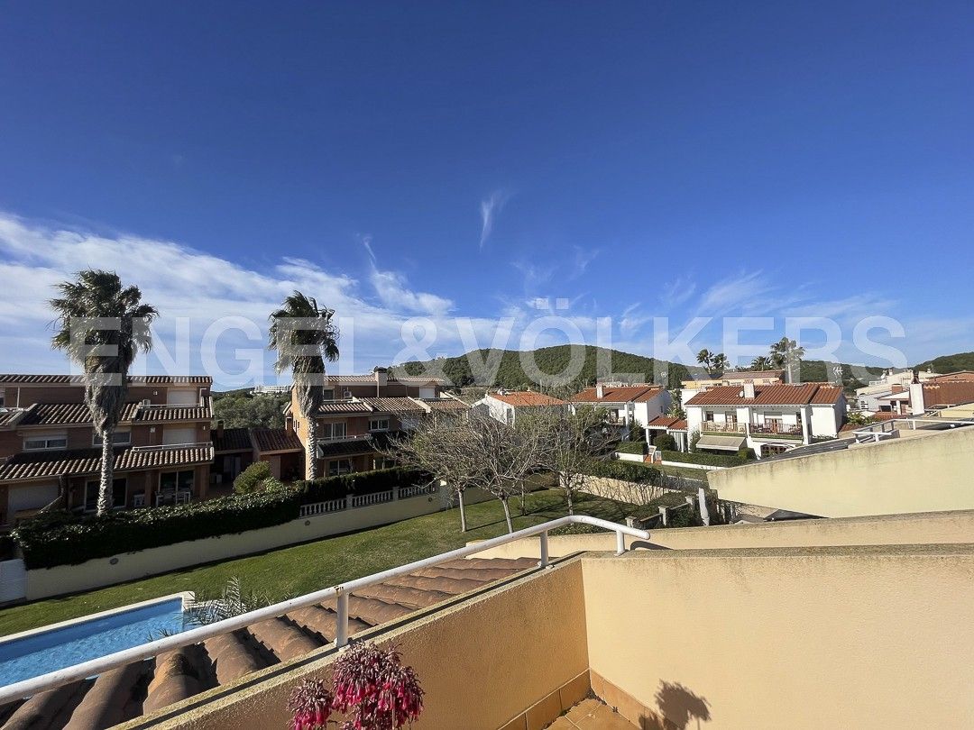 Vista exterior de Casa adosada de alquiler en Sant Pere de Ribes con Aire acondicionado, Calefacción y Jardín privado