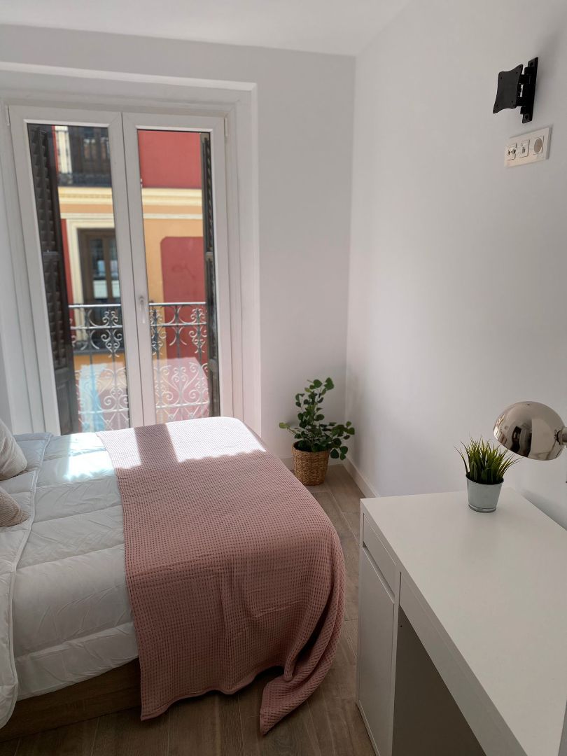 Bedroom of Flat to share in  Madrid Capital  with Air Conditioner, Furnished and Oven
