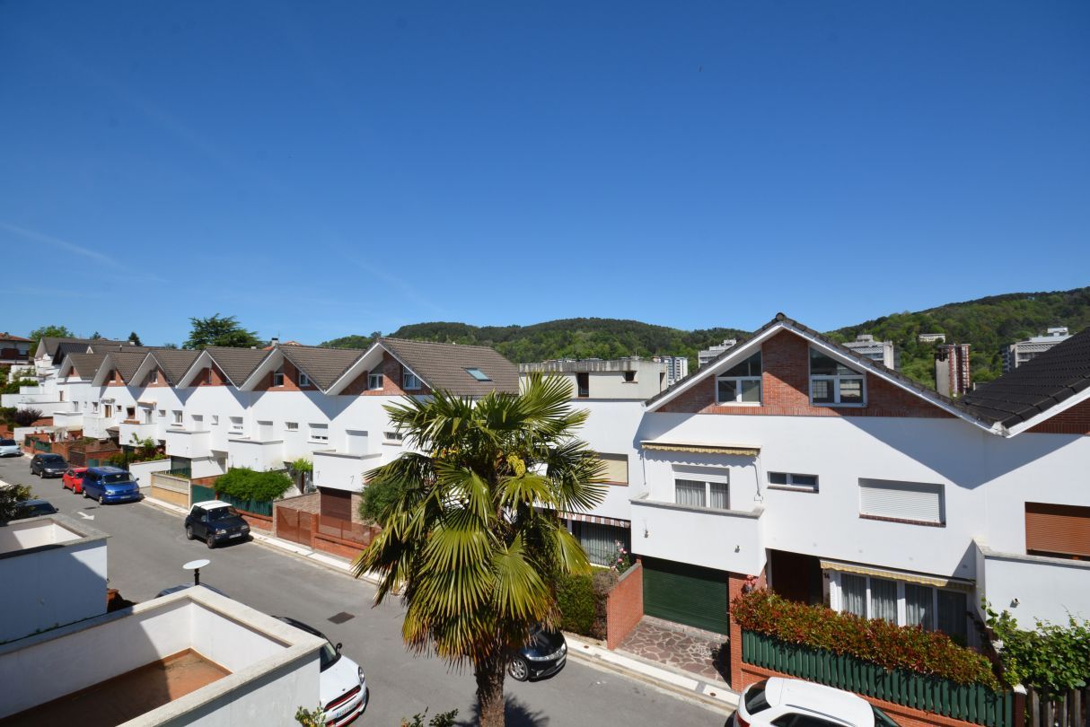 Vista exterior de Casa adosada en venda en Donostia - San Sebastián  amb Calefacció, Jardí privat i Terrassa