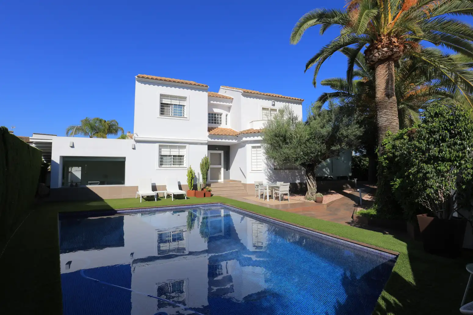 Vista exterior de Casa o xalet en venda en L'Eliana amb Aire condicionat, Jardí privat i Traster
