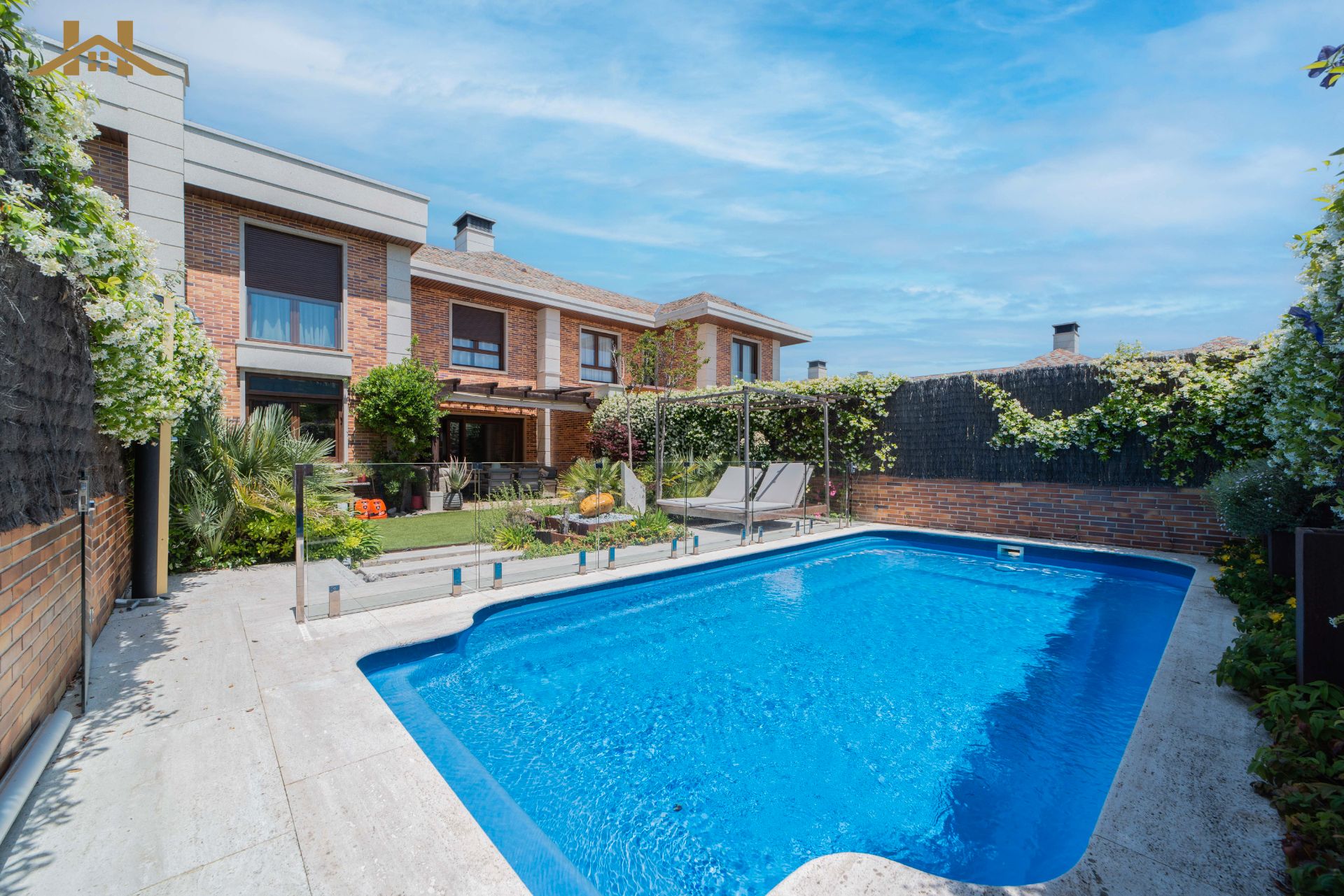 Piscina de Casa adosada en venda en Majadahonda amb Aire condicionat, Calefacció i Terrassa