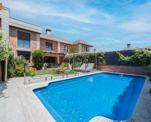 Piscina de Casa adosada en venda en Majadahonda amb Aire condicionat, Calefacció i Terrassa