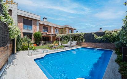 Swimming pool of Single-family semi-detached for sale in Majadahonda  with Air Conditioner, Heating and Terrace