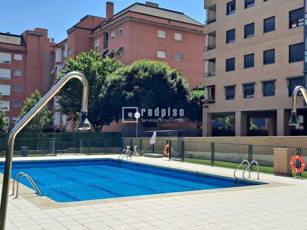 Swimming pool of Flat to rent in  Madrid Capital  with Heating, Terrace and Storage room