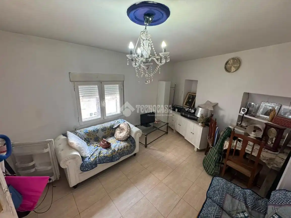 Sala d'estar de Casa adosada en venda en Villarrubio amb Calefacció, Traster i Balcó