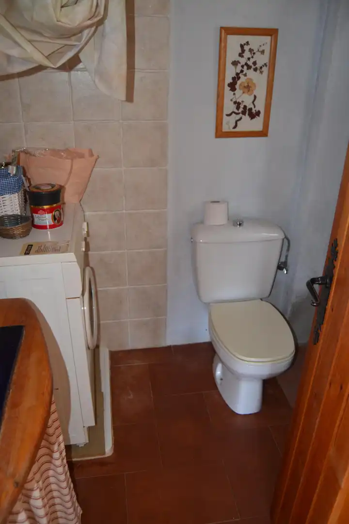 Badezimmer von Haus oder Chalet zum Verkauf in Aisa mit Heizung und Privatgarten