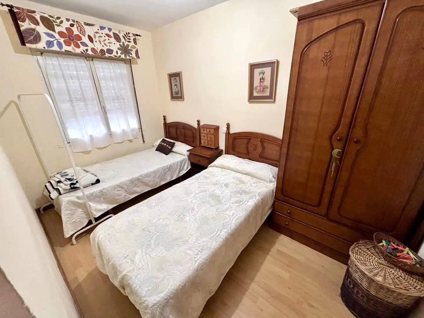 Schlafzimmer von Wohnung zum Verkauf in Gijón  mit Parkett, Möbliert und Ofen