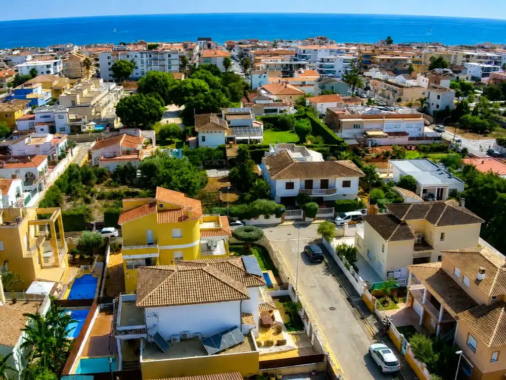 Vista exterior de Casa o xalet en venda en Oliva amb Aire condicionat, Terrassa i Piscina