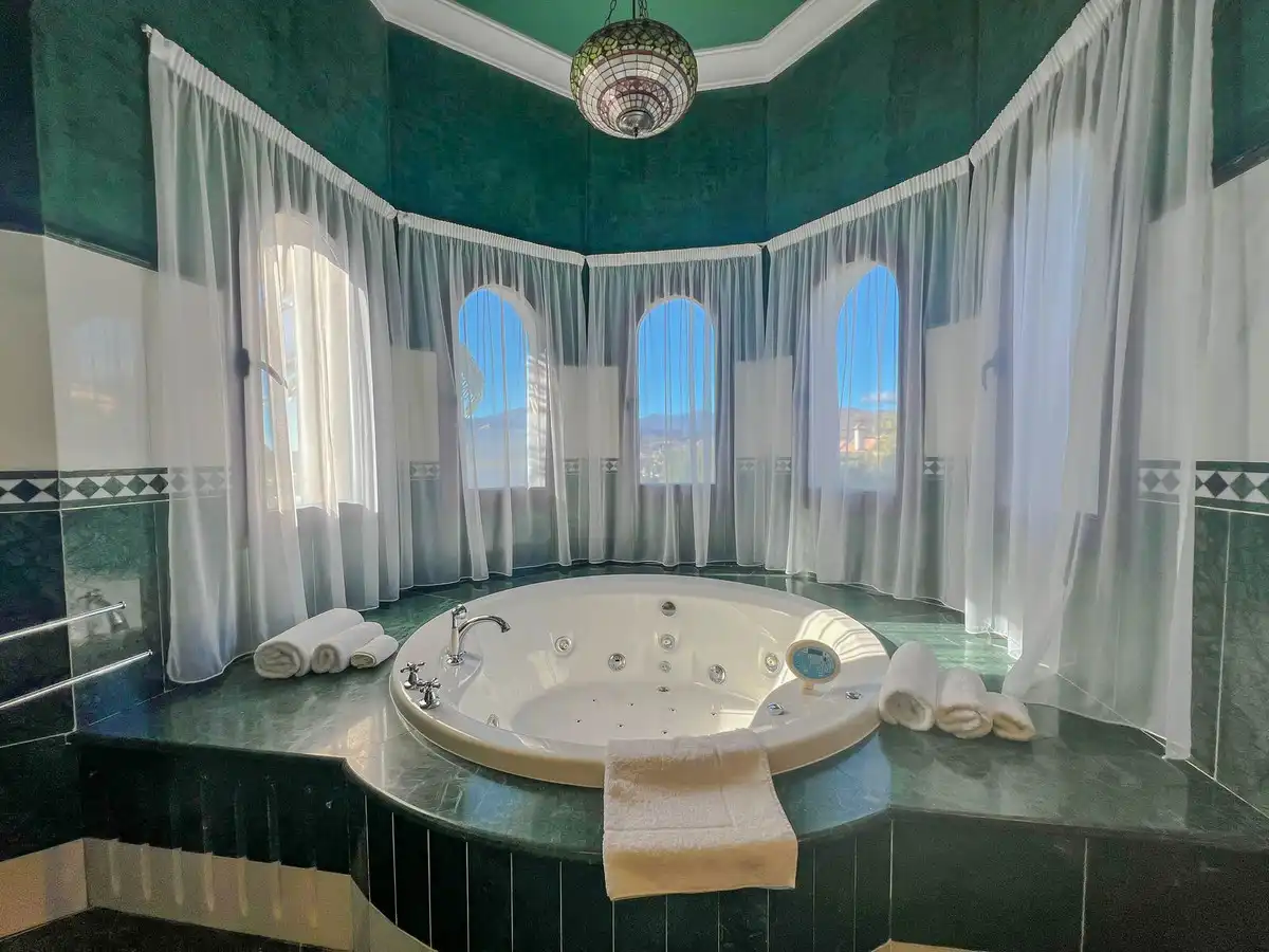 Baño de Casa adosada en venta en Benahavís con Aire acondicionado y Terraza