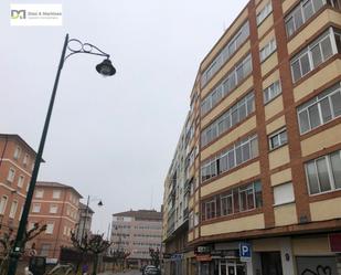 Vista exterior de Pis en venda en León Capital  amb Calefacció i Terrassa