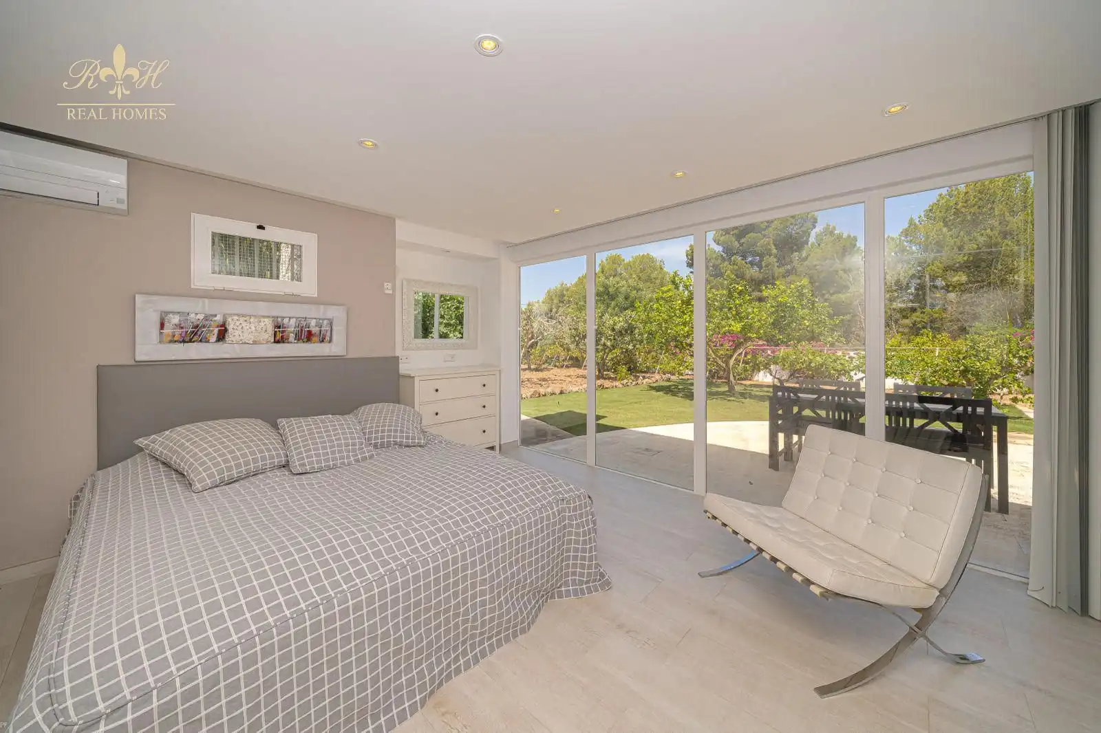 Bedroom of Houses for sale in L'Alfàs del Pi  with Air Conditioner, Terrace and Swimming Pool