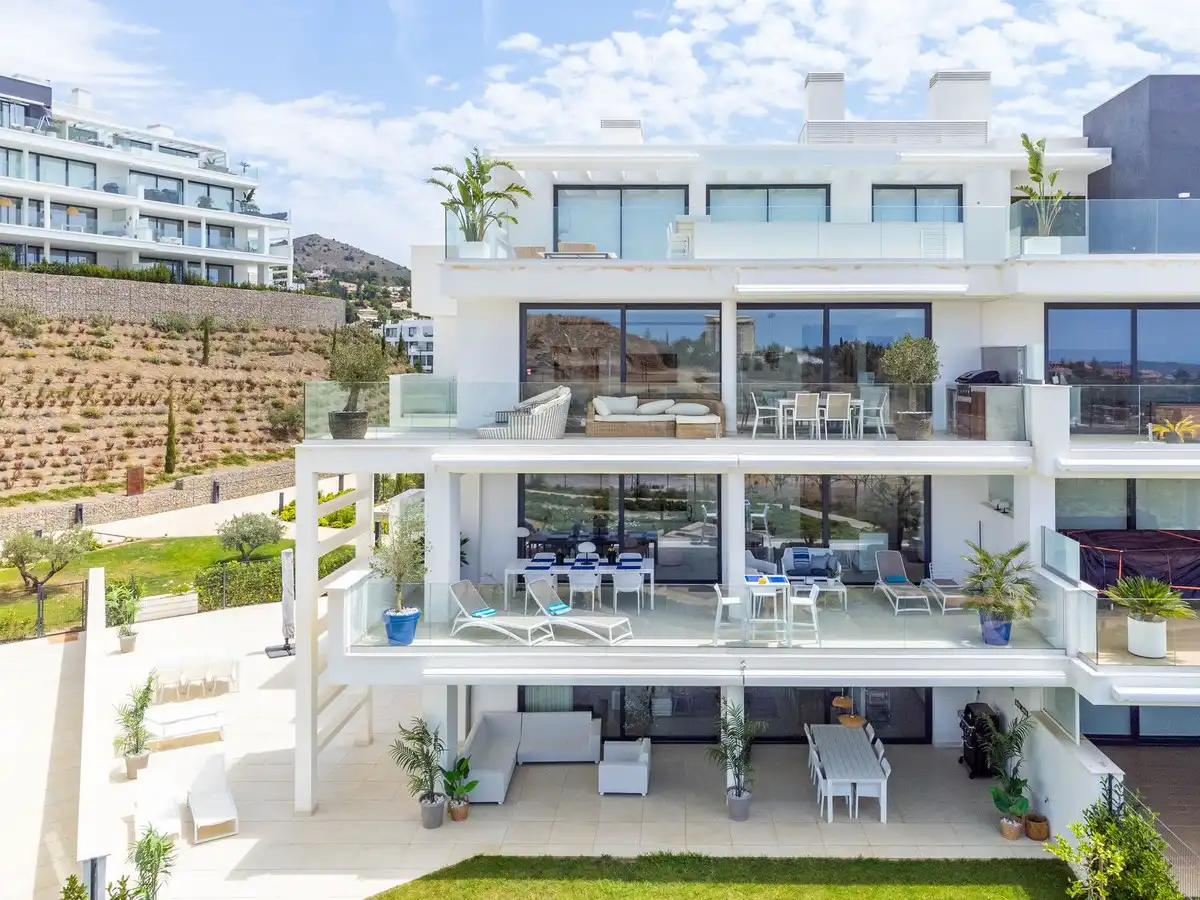 Terraza de Apartamento en venta en Fuengirola con Aire acondicionado, Trastero y Piscina comunitaria