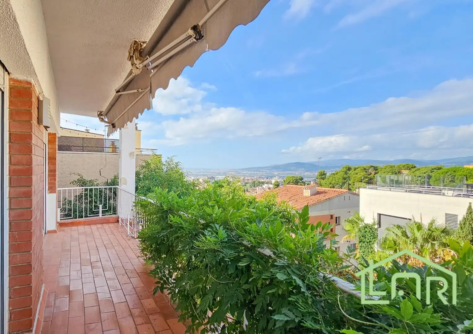 Vista exterior de Casa o xalet en venda en Sant Just Desvern amb Calefacció, Jardí privat i Parquet