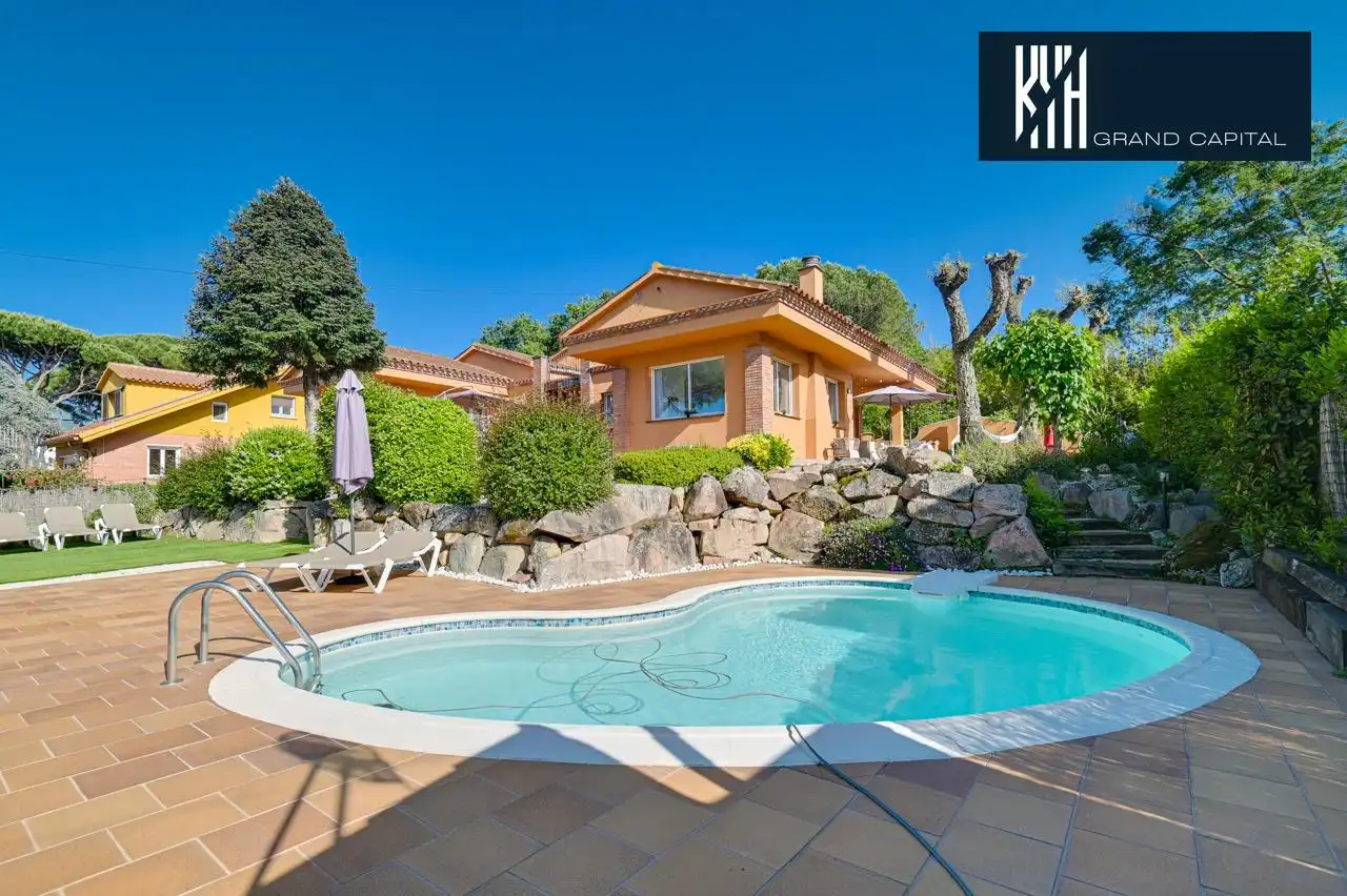 Casa con piscina in vendita a Carrer Carrer Montserrat