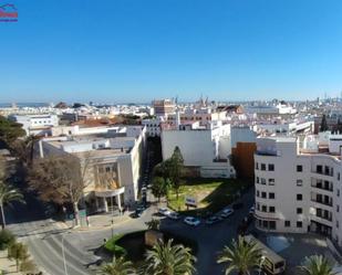 Vista exterior de Pis en venda en  Cádiz Capital amb Jardí privat i Terrassa