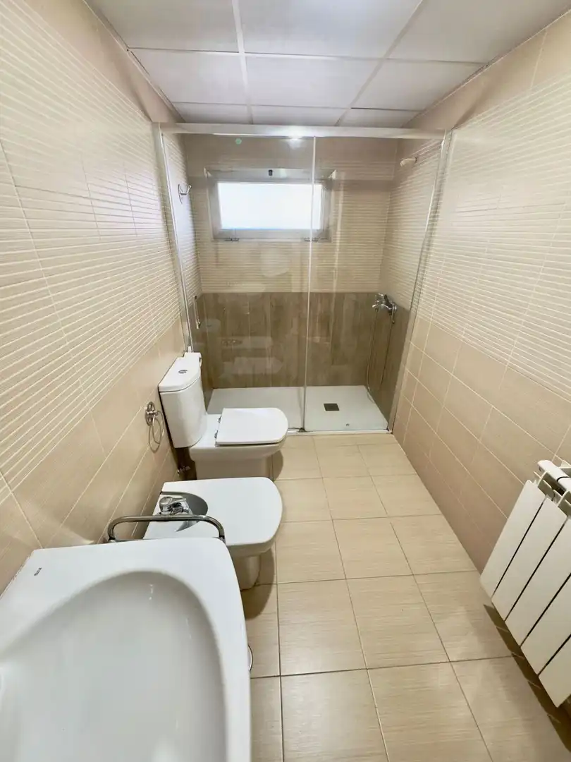 Badezimmer von Wohnung zur Miete in Valdepeñas mit Heizung und Parkett