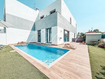 Casa aparellada amb piscina en venda a Carrer Carrer Mas d'en Marcó