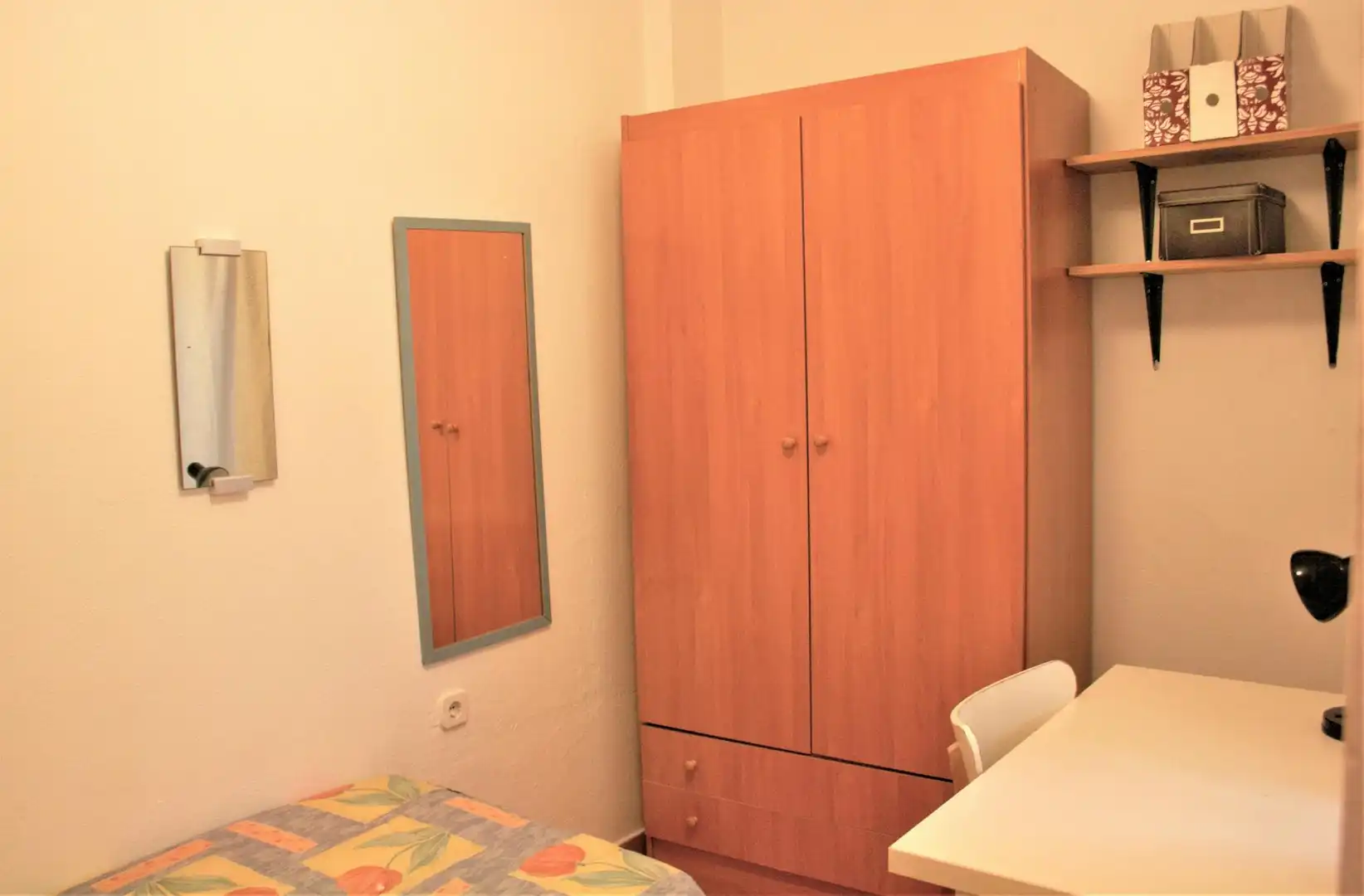 Bedroom of Flat for share in  Sevilla Capital  with Furnished, Washing machine and TV