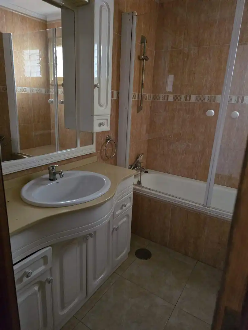 Baño de Piso en venta en Elche / Elx con Terraza y Balcón