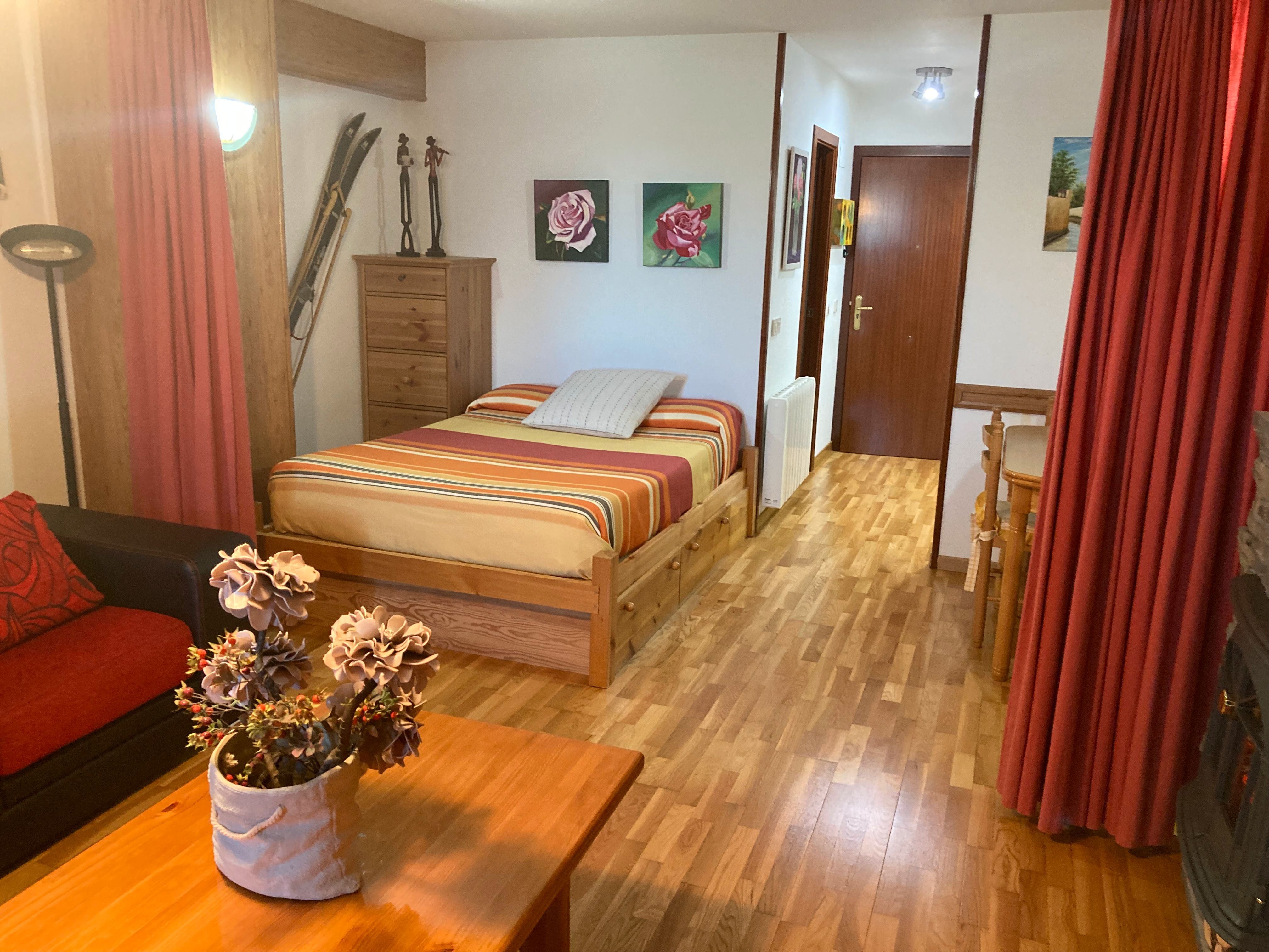 Bedroom of Study for sale in Jaca  with Storage room