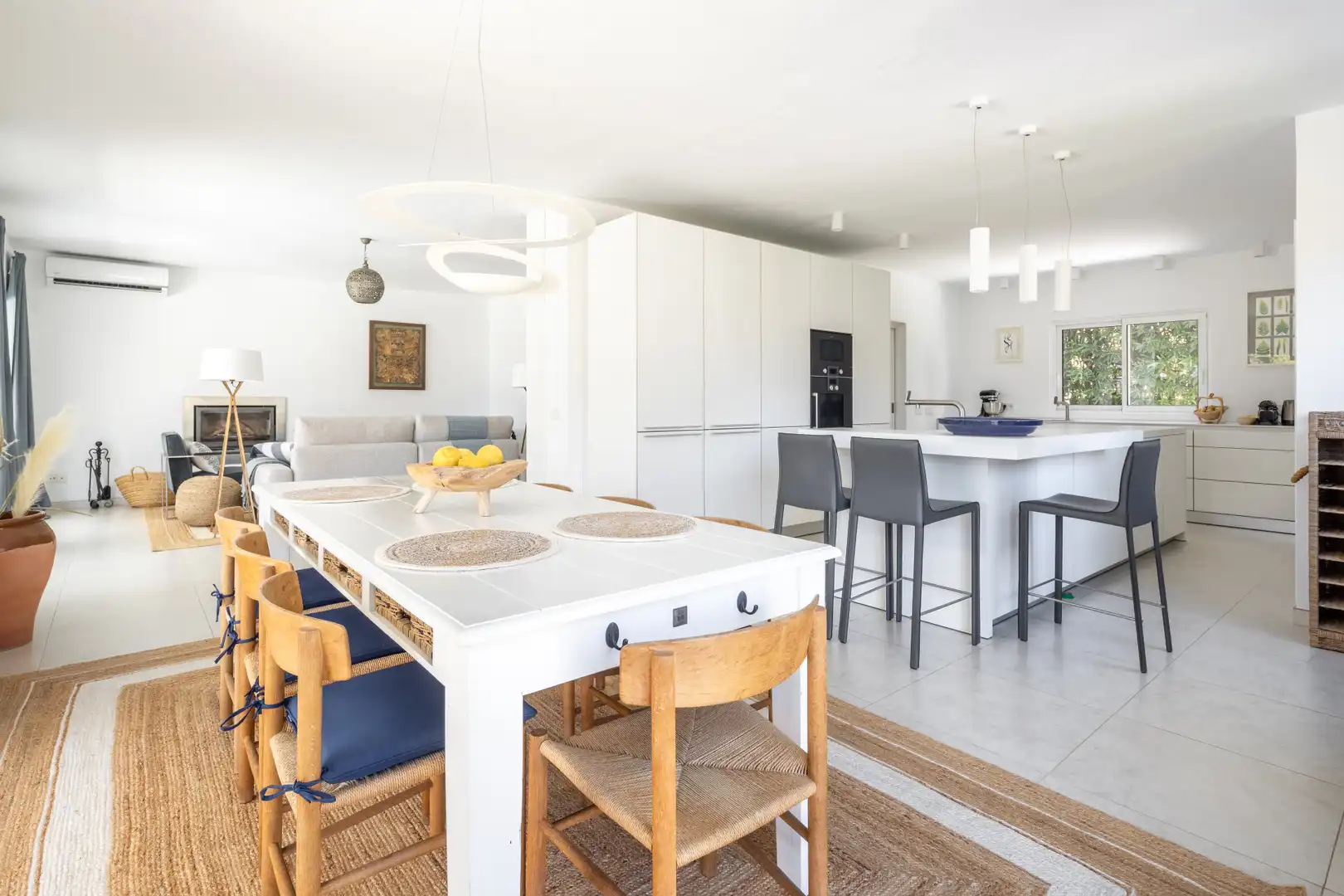 Menjador de Casa o xalet de lloguer en Marbella amb Aire condicionat, Jardí privat i Terrassa