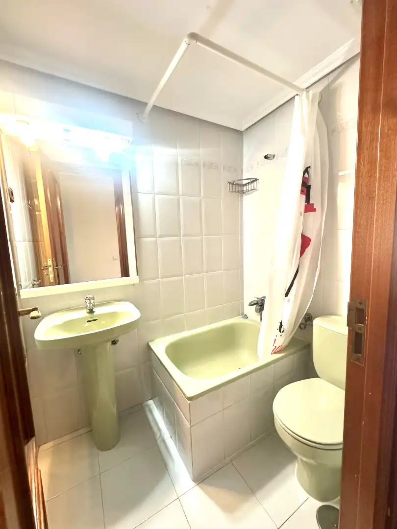 Baño de Piso en venta en Madrid con Calefacción, Trastero y Horno