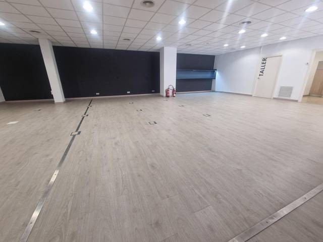 Local comercial en Alquiler en Josep Pallach en La Vall d'Hebron