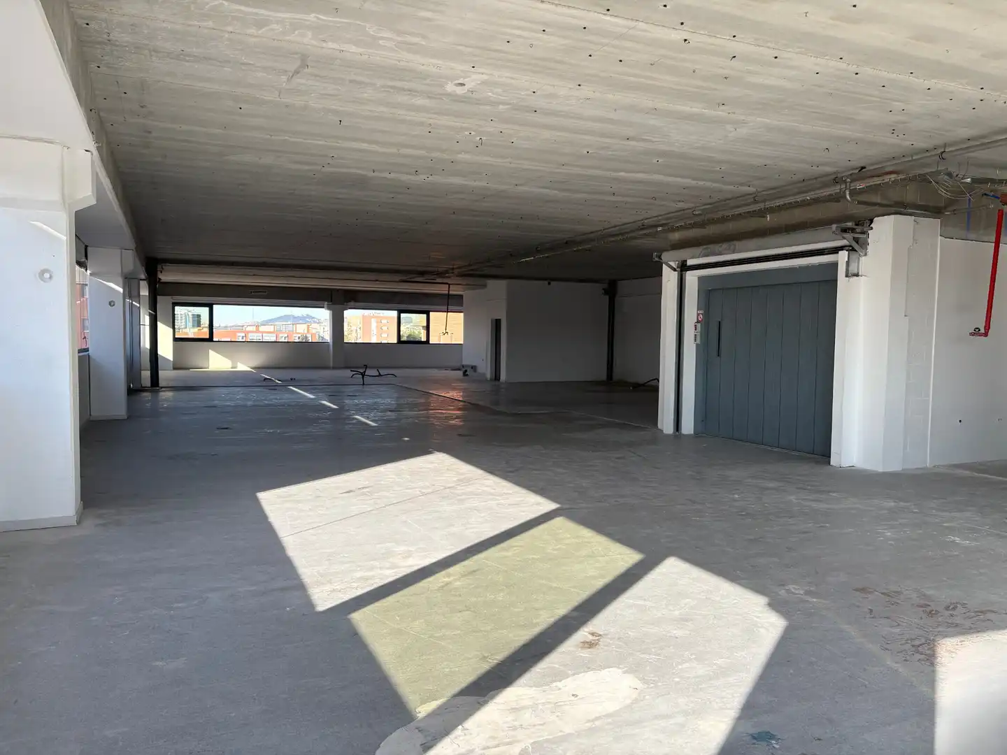 Parkplatz von Fabrikhallen zur Miete in Badalona mit Alarm