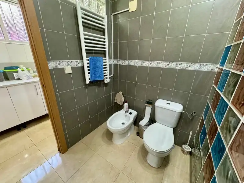 Badezimmer von Erdgeschoss zum Verkauf in Cullera mit Klimaanlage, Heizung und Privatgarten