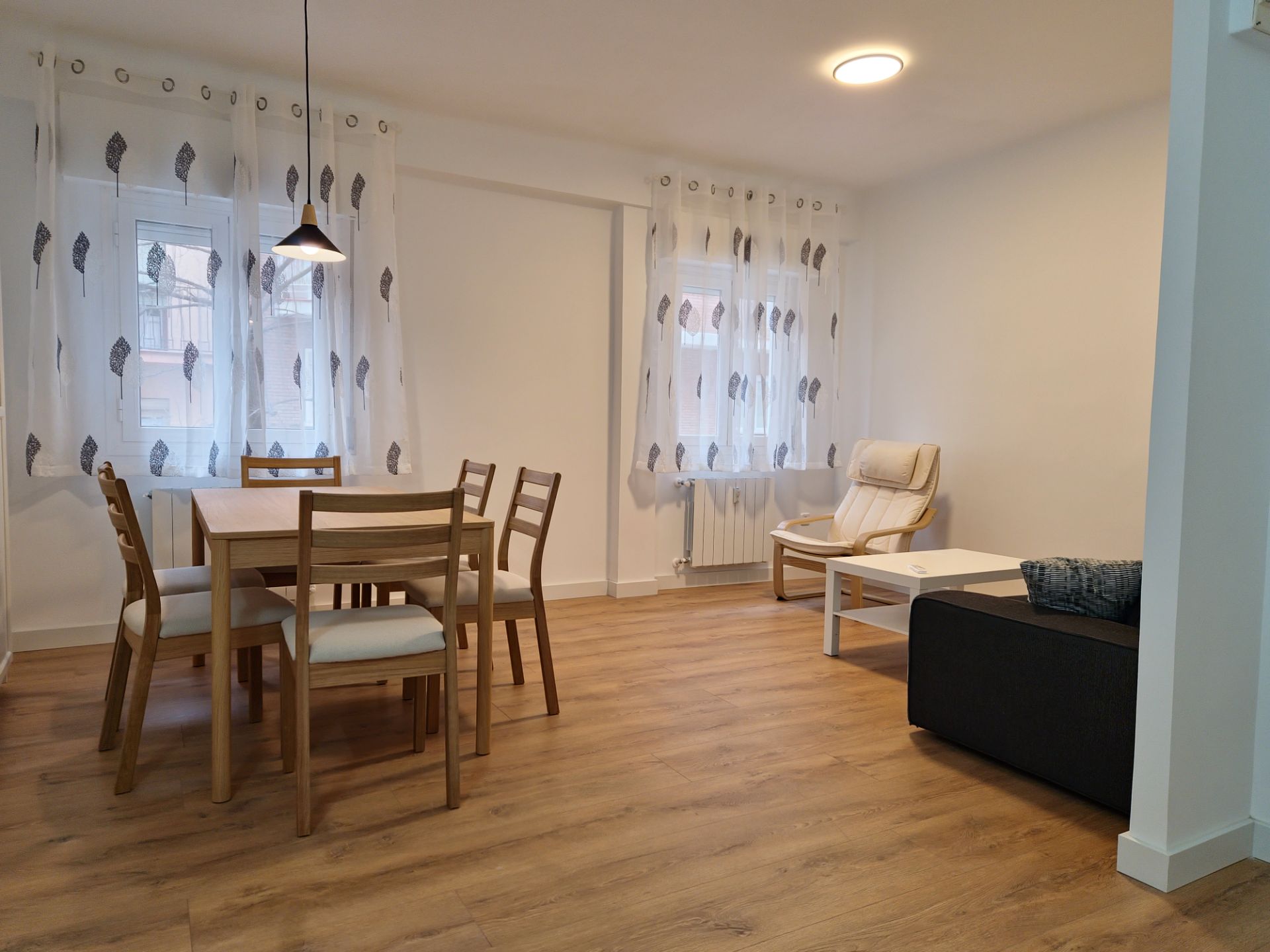 Living room of Flat to rent in  Madrid Capital  with Air Conditioner, Heating and Parquet flooring