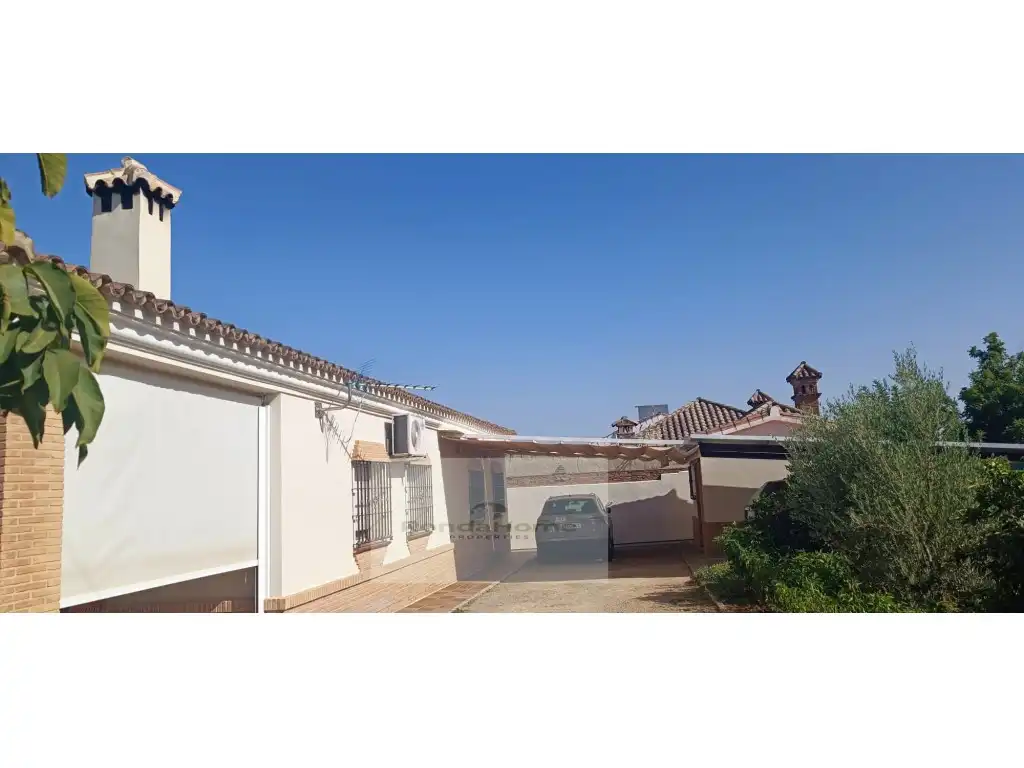 Vista exterior de Finca rústica en venda en Arcos de la Frontera amb Aire condicionat, Piscina i Moblat
