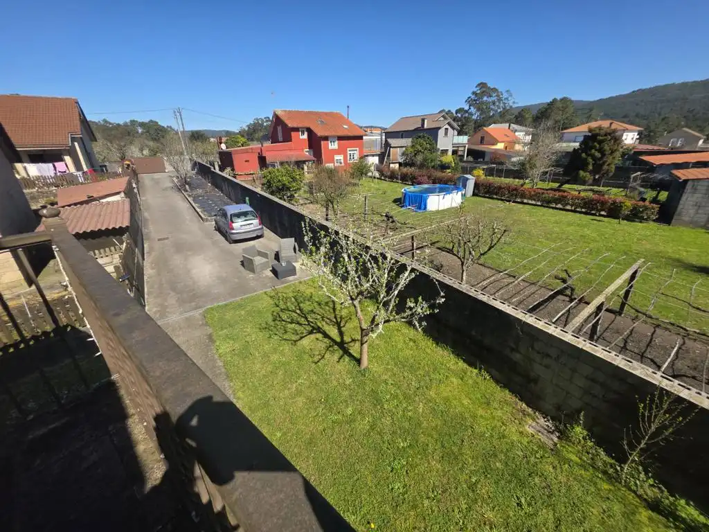 Vista exterior de Casa o chalet en venta en Boiro con Calefacción, Jardín privado y Parquet