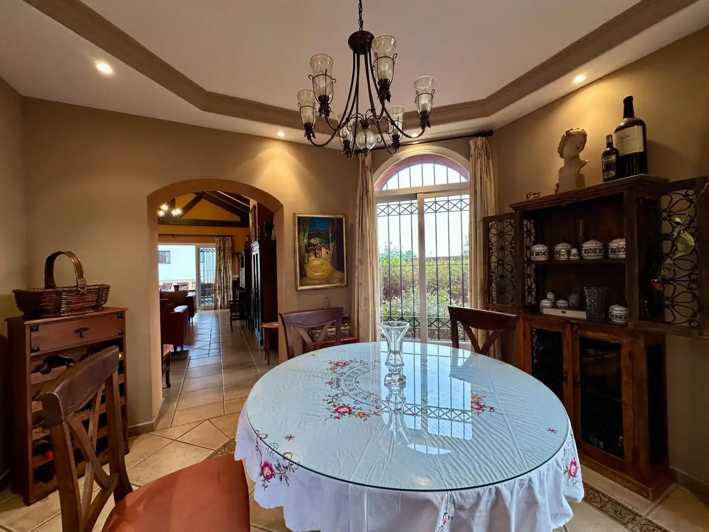 Menjador de Casa o xalet en venda en Marbella amb Aire condicionat, Calefacció i Jardí privat