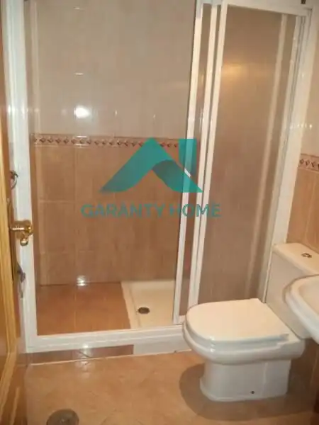 Bany de Apartament de lloguer en Cáceres amb Aire condicionat i Moblat