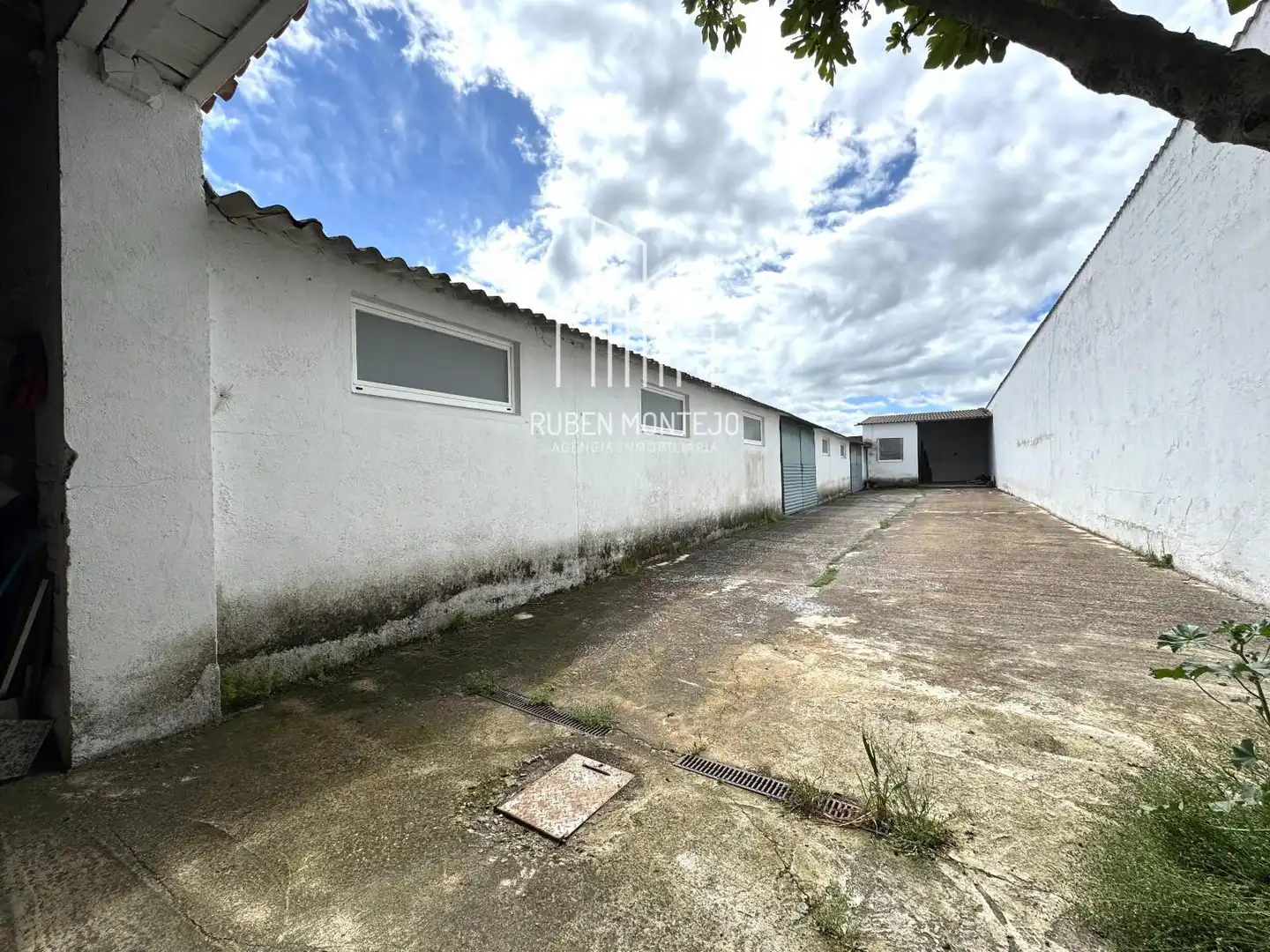 Außenansicht von Fabrikhallen zum Verkauf in Peñaranda de Bracamonte
