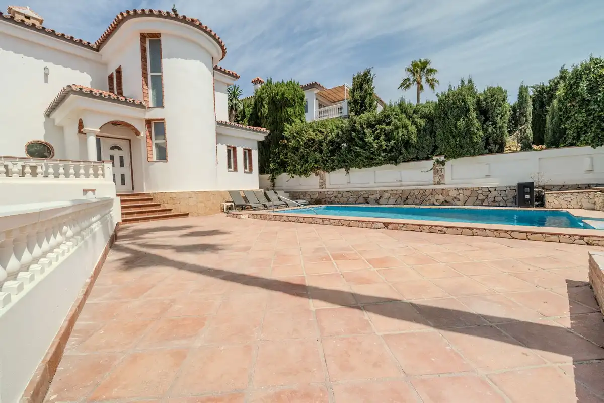 Vista exterior de Casa o xalet en venda en Mijas amb Aire condicionat, Jardí privat i Terrassa