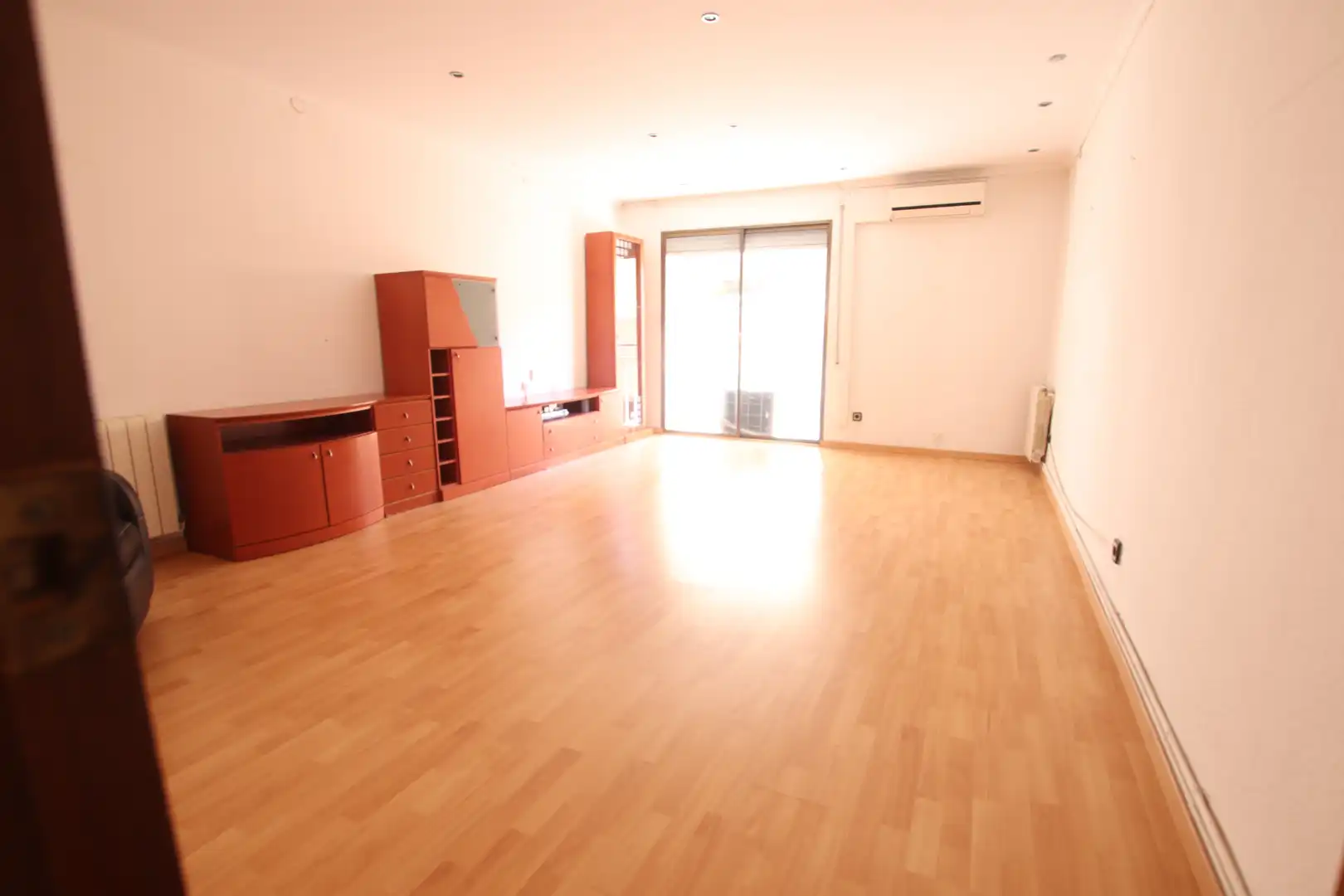 Living room of Flat for sale in L'Hospitalet de Llobregat  with Air Conditioner, Heating and Parquet flooring