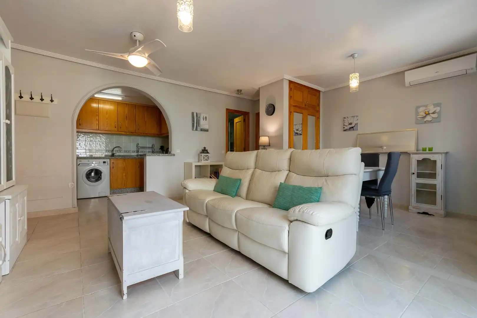 Sala d'estar de Dúplex en venda en Orihuela amb Aire condicionat, Jardí privat i Terrassa