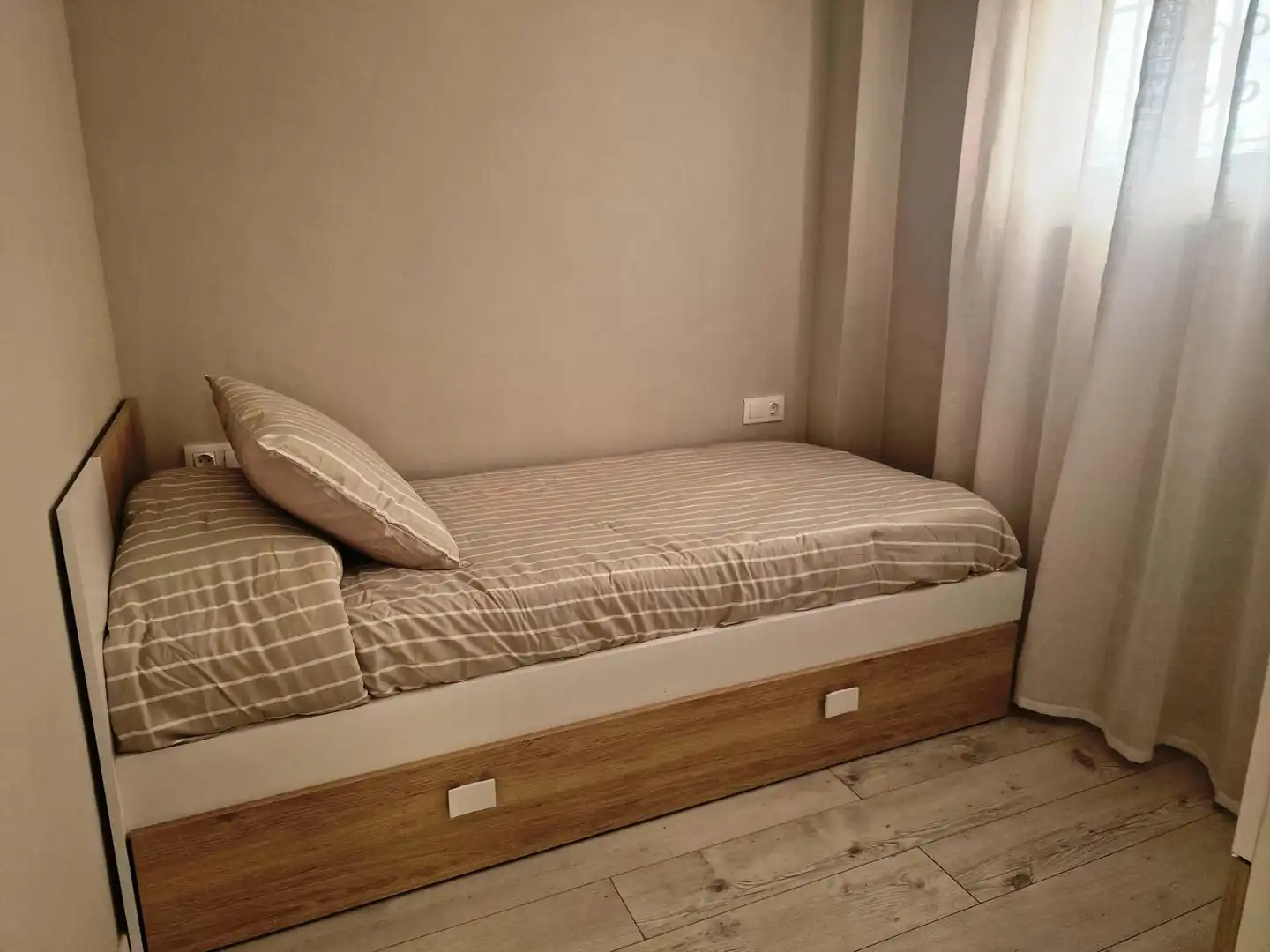 Dormitori de Apartament de lloguer en Cambrils amb Aire condicionat, Terrassa i Moblat