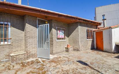 Vista exterior de Casa o xalet en venda en Alba de Tormes amb Calefacció, Terrassa i Balcó