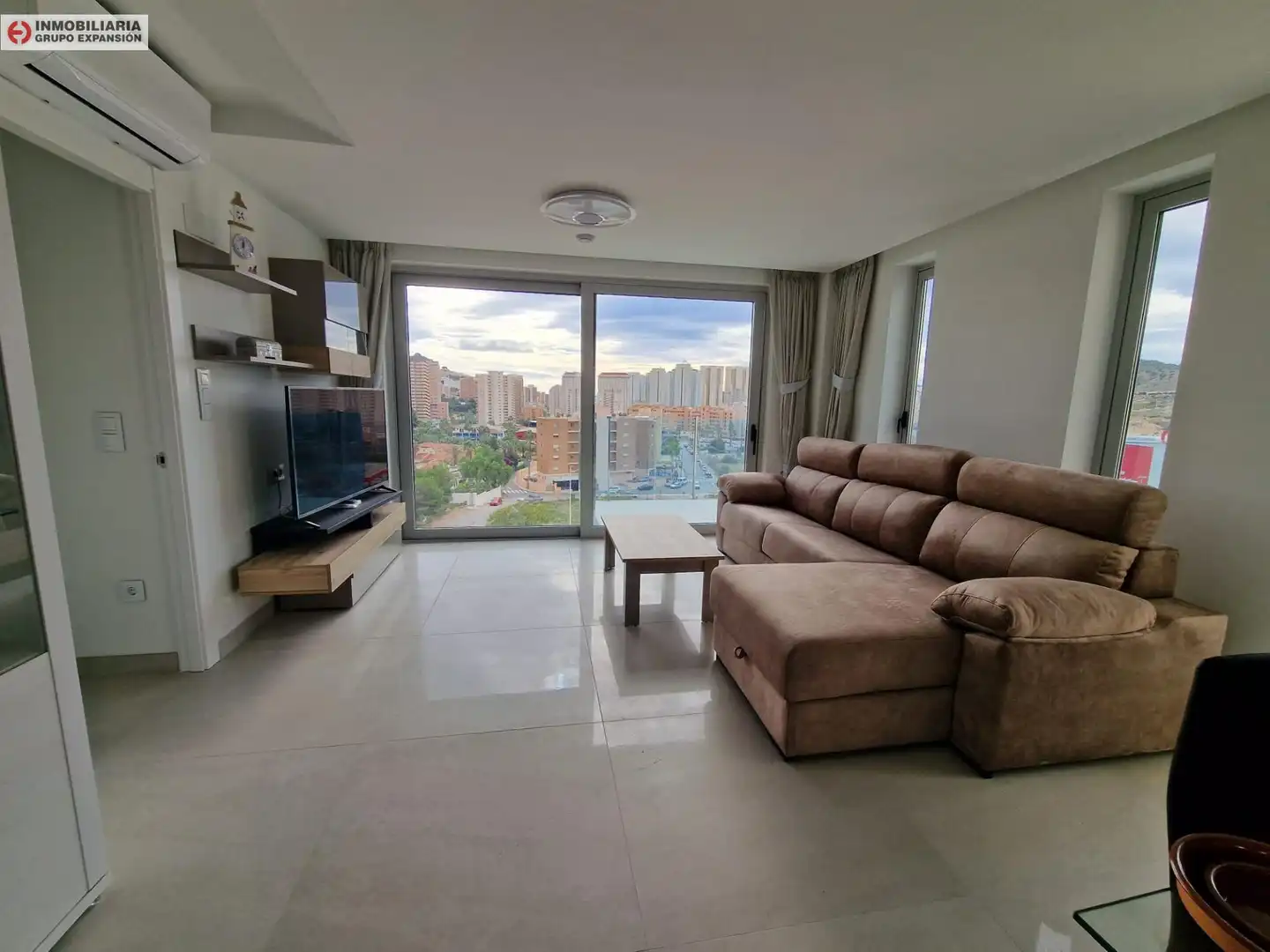 Sala d'estar de Àtic en venda en Benidorm amb Aire condicionat, Jardí privat i Terrassa