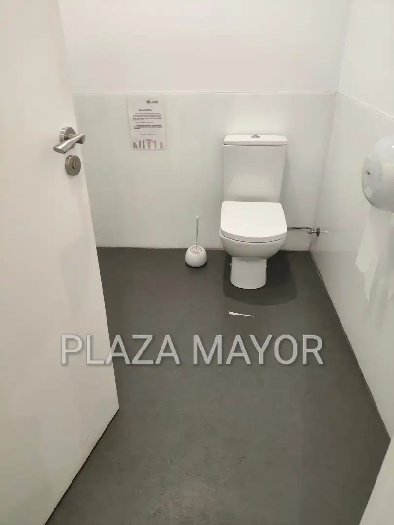 Bany de Oficina de lloguer en Villares de la Reina amb Aire condicionat, Calefacció i Moblat