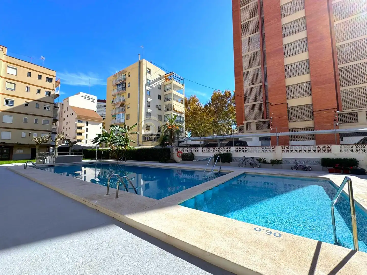 Piscina de Estudio en venta en Benidorm con Aire acondicionado, Jardín privado y Amueblado