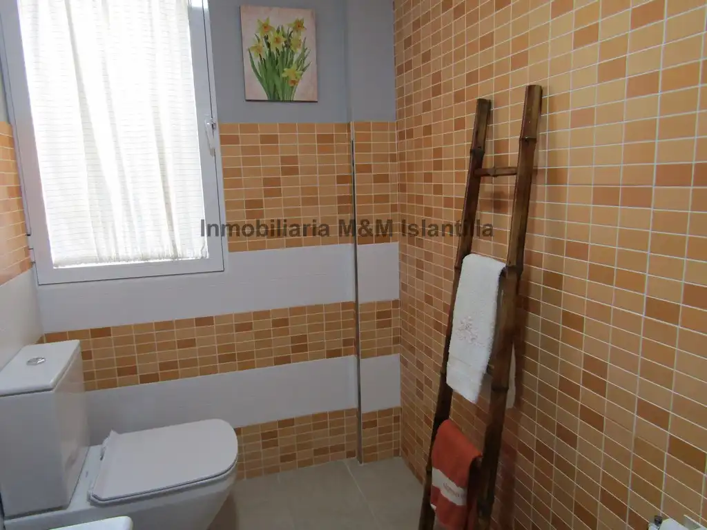 Baño de Casa adosada en venta en Islantilla con Jardín privado, Terraza y Amueblado