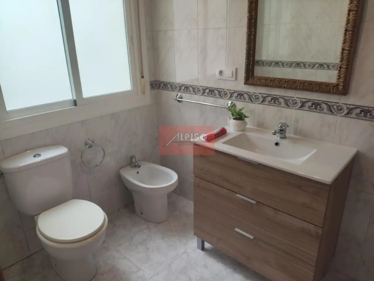 Bany de Apartament de lloguer en Ourense Capital  amb Calefacció i Moblat