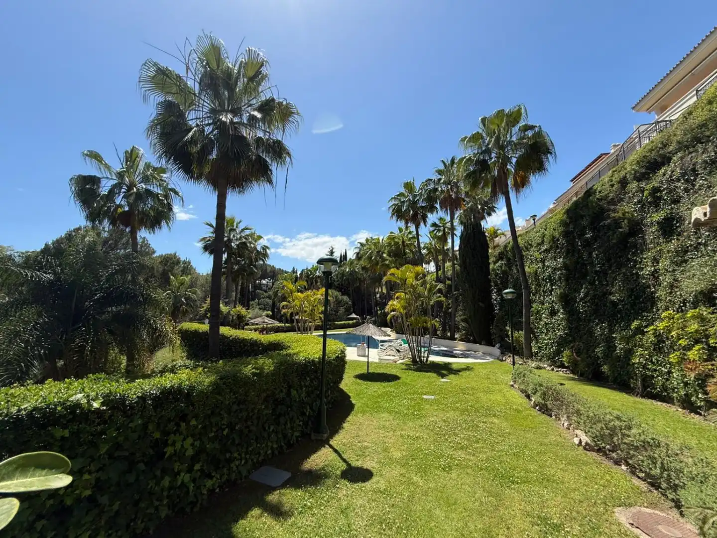 Jardín de Piso en venta en Marbella con Calefacción, Terraza y Piscina comunitaria