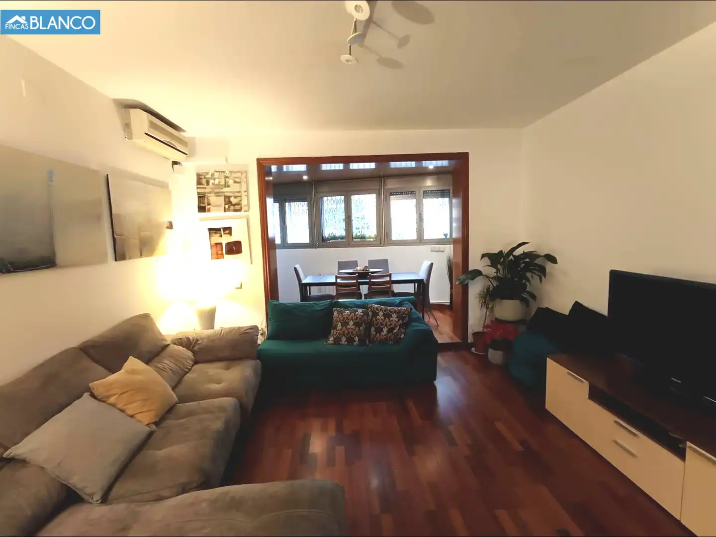 Sala de estar de Piso en venta en L'Hospitalet de Llobregat con Aire acondicionado, Calefacción y Parquet