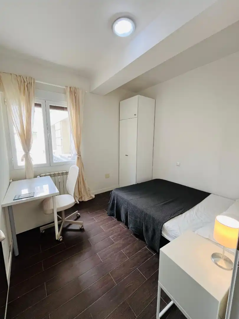 Bedroom of Flat for share in Madrid  with Heating, Furnished and Oven