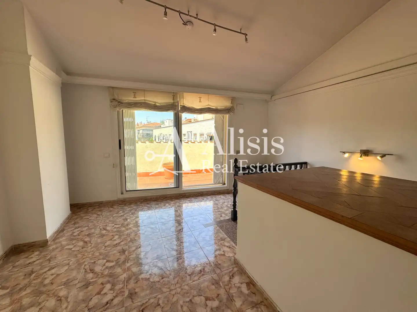 Außenansicht von Einfamilien-Reihenhaus zum Verkauf in Pallejà mit Klimaanlage, Heizung und Terrasse